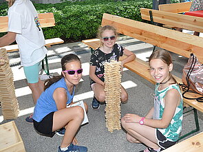 Kinder bauen einen Turm aus Holzklötzen