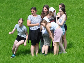 Die Gruppe in Action beim Spiel "Running Chicken"