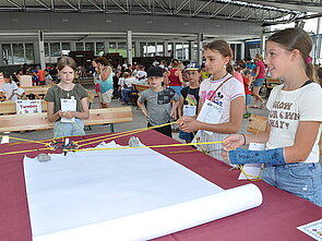 Kinder schreiben mit Gemeinschaftsstift